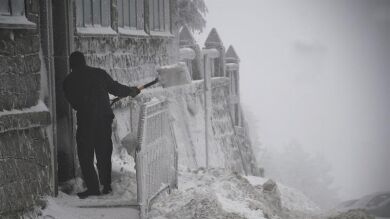La nieve complica el tráfico en toda la cornisa cantábrica y parte de Castilla y León