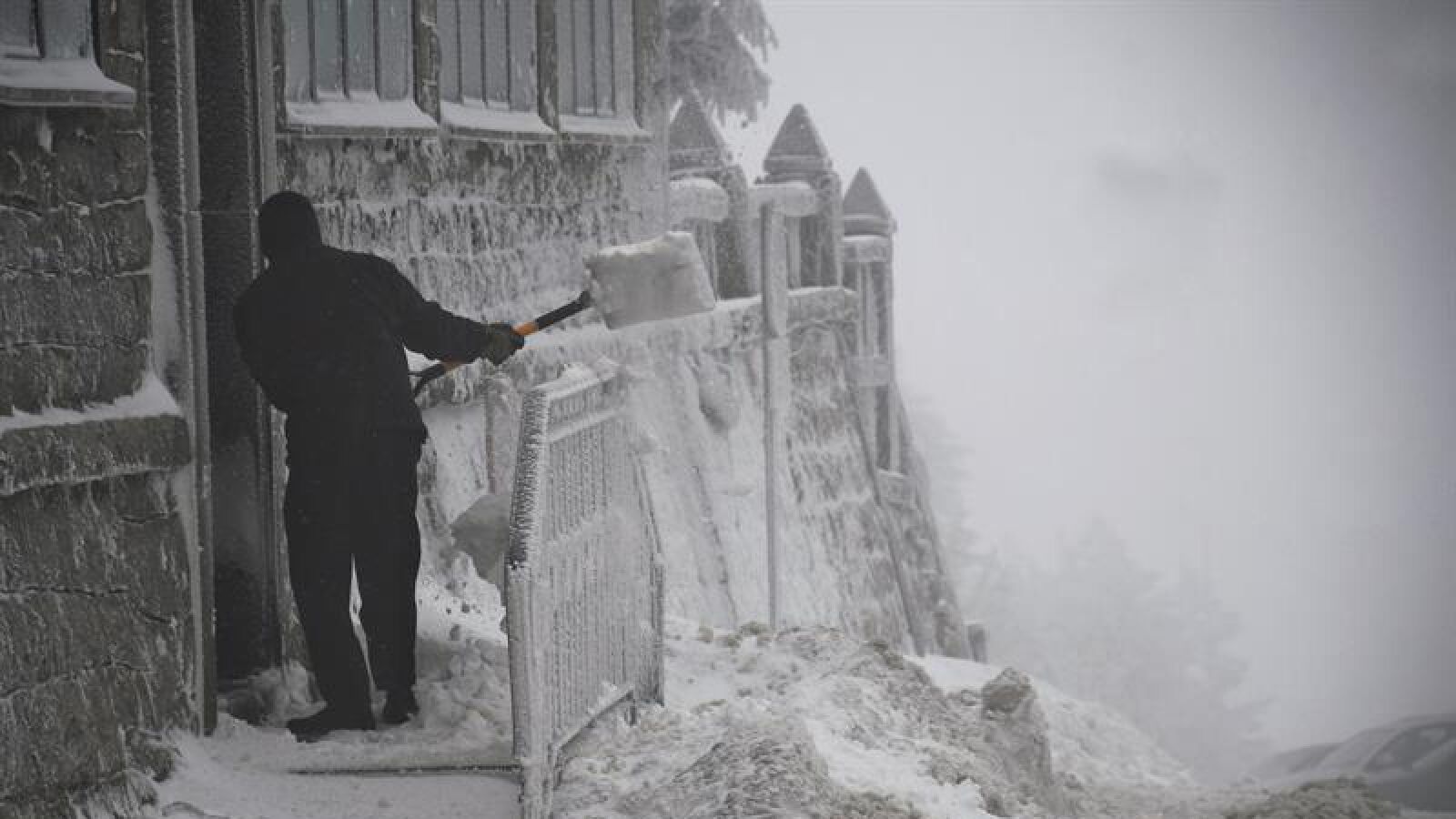 La nieve complica el tráfico en toda la cornisa cantábrica y parte de Castilla y León