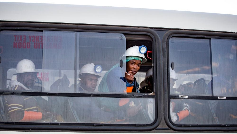 Un autobús traslada a los mineros rescatados en la mina Beatrix en Welkom (Sudáfrica)