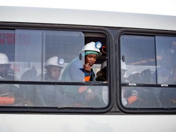 Un autobús traslada a los mineros rescatados en la mina Beatrix en Welkom (Sudáfrica)