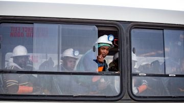 Un autobús traslada a los mineros rescatados en la mina Beatrix en Welkom (Sudáfrica)