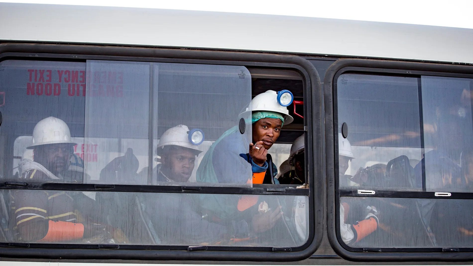 Un autobús traslada a los mineros rescatados en la mina Beatrix en Welkom (Sudáfrica) Un autobús traslada a los mineros rescatados en la mina Beatrix en Welkom (Sudáfrica)