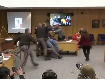 El padre de varias de las víctimas de Larry Nassar intenta agredirlo en el juicio El padre de varias de las víctimas de Larry Nassar intenta agredirlo en el juicio