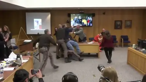 El padre de varias de las víctimas de Larry Nassar intenta agredirlo en el juicio El padre de varias de las víctimas de Larry Nassar intenta agredirlo en el juicio