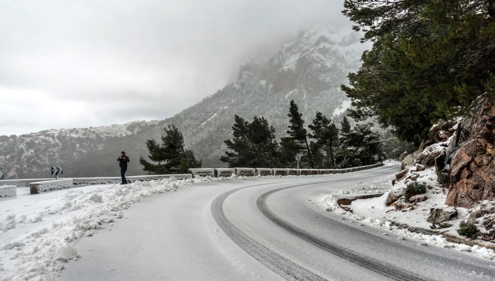 La nieve caída cubre una de las carreteras de Soller