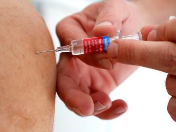 Una persona recibe una vacuna contra la gripe