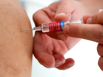 Una persona recibe una vacuna contra la gripe Una persona recibe una vacuna contra la gripe