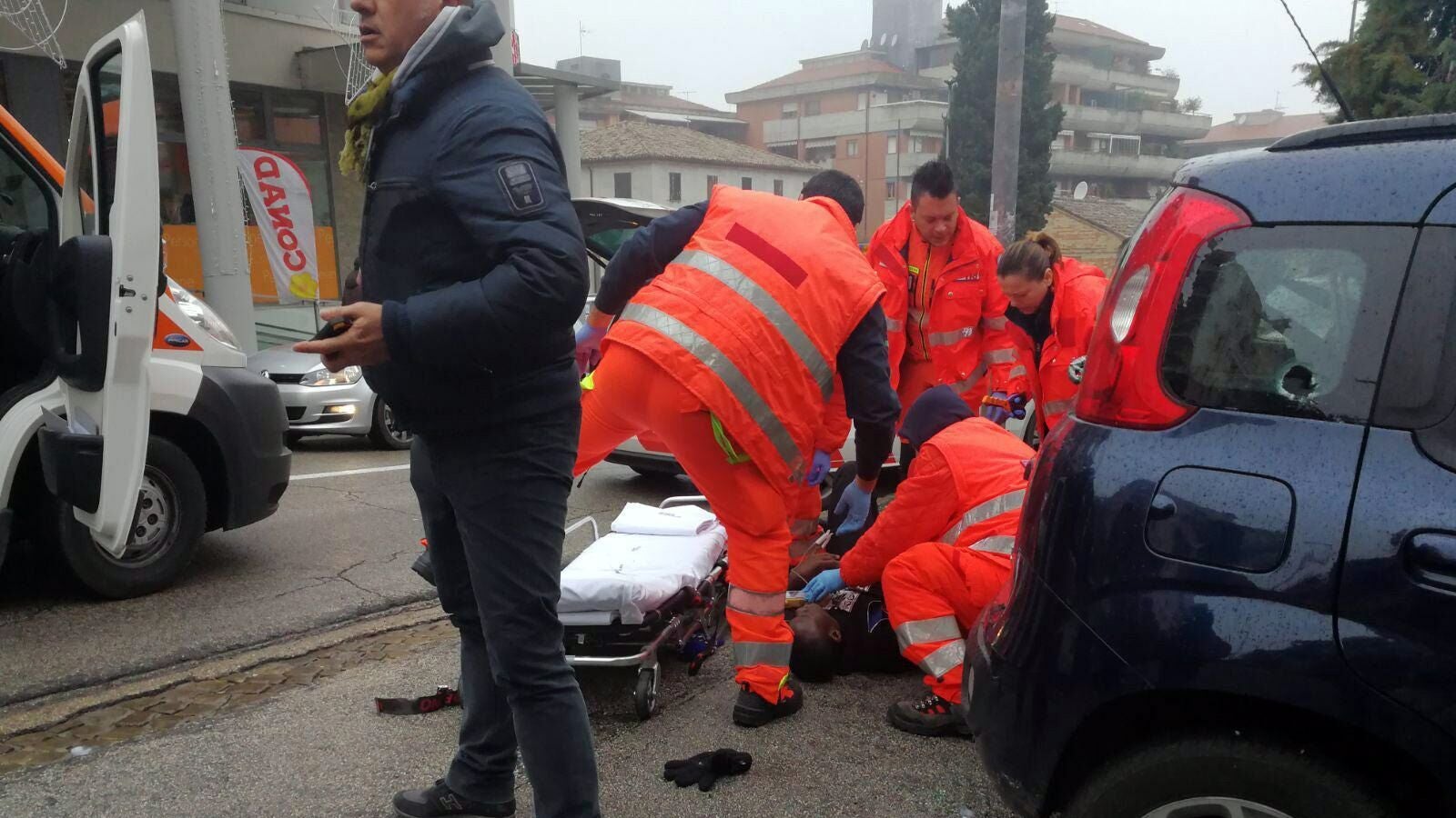 Un hombre detenido tras disparar y herir a seis inmigrantes en Italia