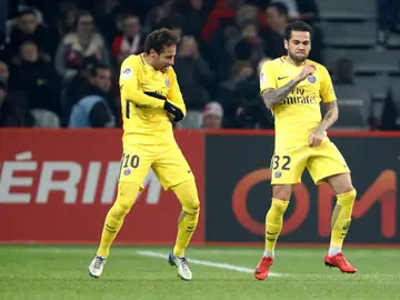 Neymar y Alves celebrando un gol Neymar y Alves celebrando un gol