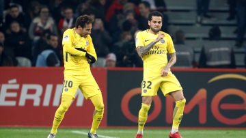 Neymar y Alves  celebrando un gol