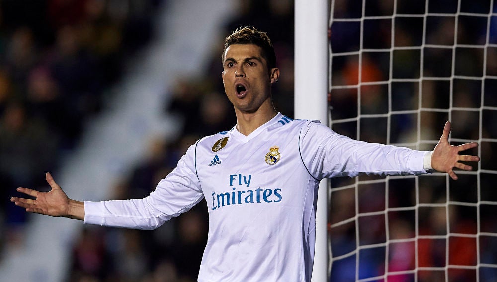 Cristiano protesta una acción en el duelo ante el Levante