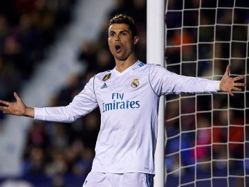 Cristiano protesta una acción en el duelo ante el Levante