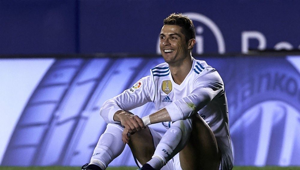 Cristiano sonríe irónicamente