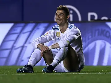 Cristiano sonríe irónicamente Cristiano sonríe irónicamente