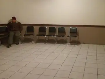 Un hombre solo en el velatorio de su esposa Un hombre solo en el velatorio de su esposa