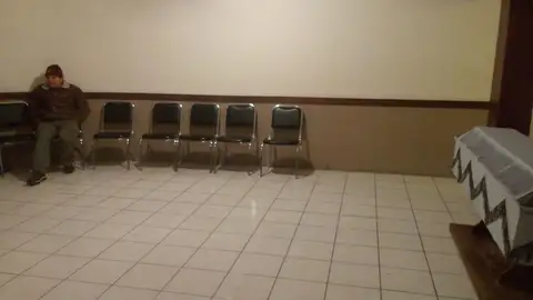 Un hombre solo en el velatorio de su esposa Un hombre solo en el velatorio de su esposa