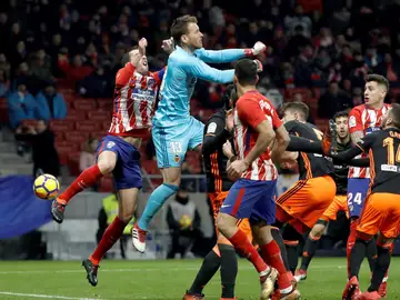 Diego Godín, en el momento de sufrir el golpe con Neto Diego Godín, en el momento de sufrir el golpe con Neto
