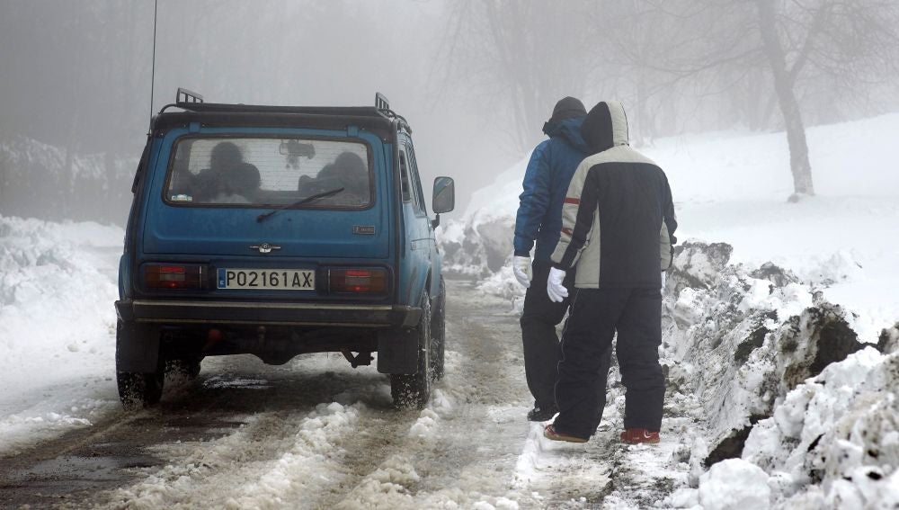 Un coche parado en la carretera