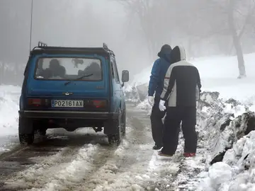 Un coche parado en la carretera Un coche parado en la carretera