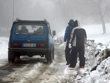 Un coche parado en la carretera Un coche parado en la carretera