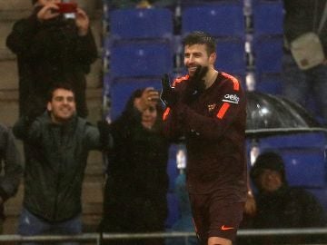 Gerard Piqué celebra su gol en Cornellá