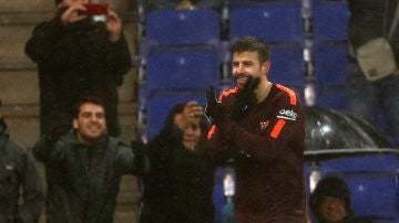 Gerard Piqué celebra su gol en Cornellá