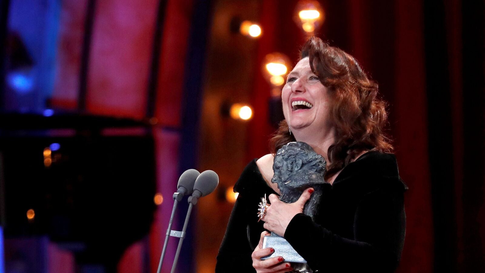 Las felicitaciones de los actores de 'El secreto de Puente Viejo' a Adelfa Calvo por su Goya a Mejor Actriz de Reparto