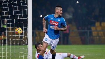 Hamsik celebrando el gol