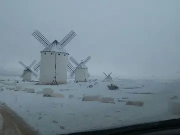 Molinos de viento cubiertos por la nieve Molinos de viento cubiertos por la nieve