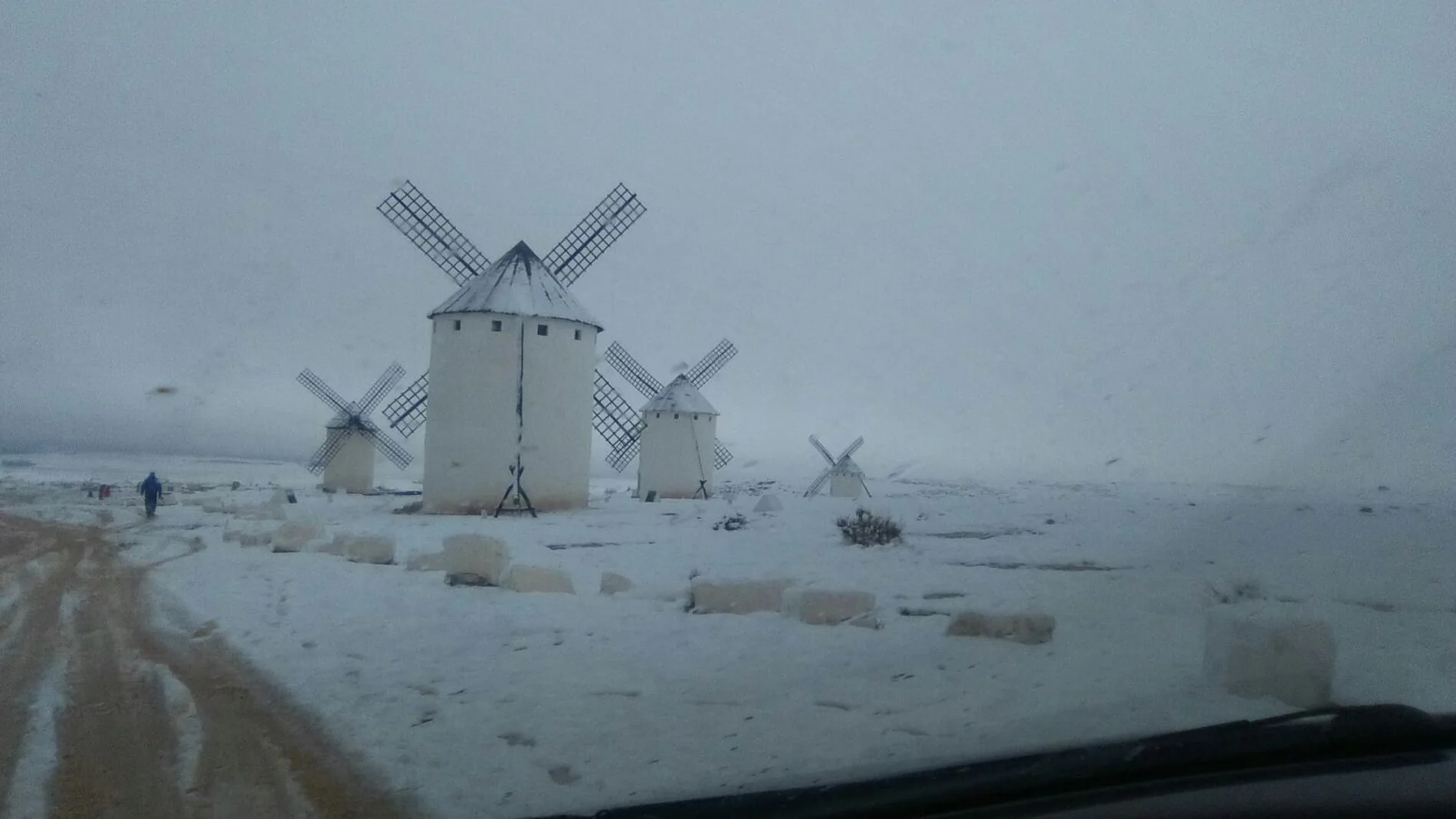 Molinos de viento cubiertos por la nieve