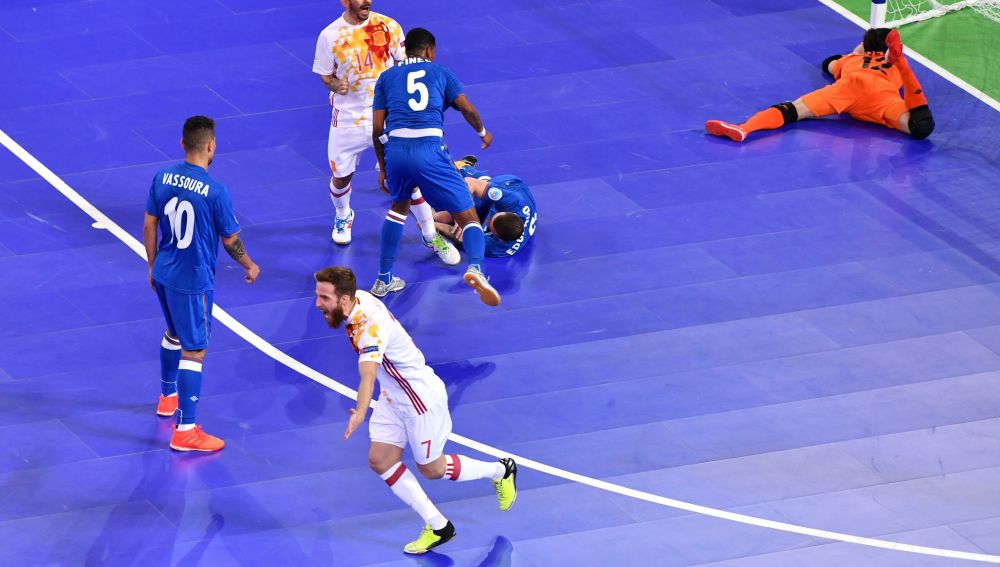 Pola celebrando el gol