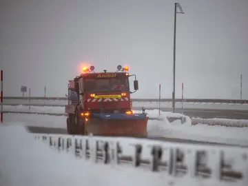 Una quitanieves limpia la carretera Una quitanieves limpia la carretera