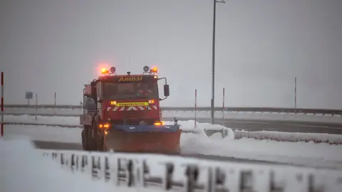 Una quitanieves limpia la carretera Una quitanieves limpia la carretera