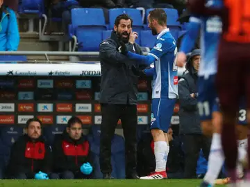 Quique dando indicaciones a los suyos Quique dando indicaciones a los suyos