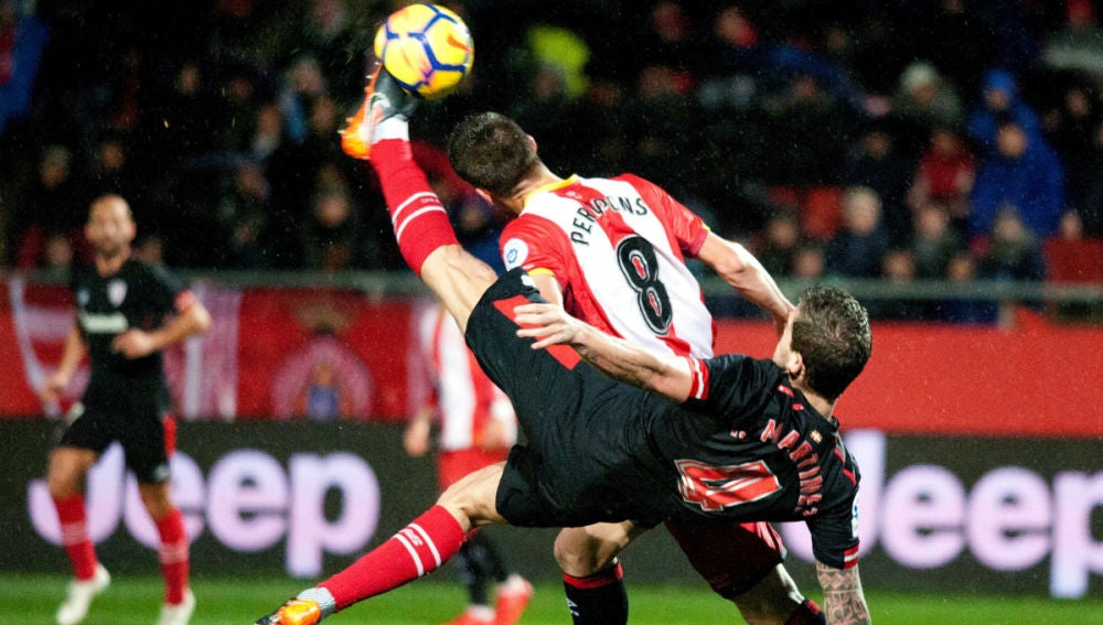 Íñigo Martínez trata de despejar un balón