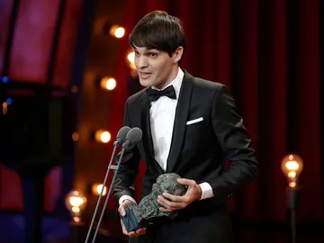 Eneko Sagardoy, protagonista de 'Handia', junto a su Premio Goya Eneko Sagardoy, protagonista de 'Handia', junto a su Premio Goya