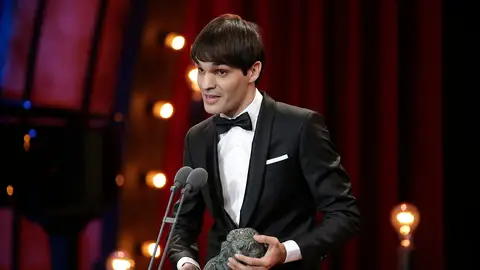 Eneko Sagardoy, protagonista de 'Handia', junto a su Premio Goya Eneko Sagardoy, protagonista de 'Handia', junto a su Premio Goya