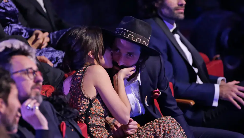 Macarena García besa a Leiva tras dedicarle el Goya