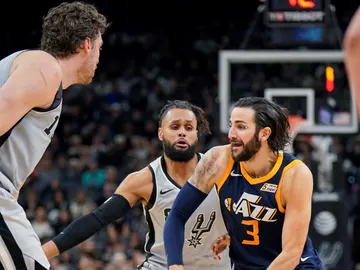 Ricky Rubio, en acción ante Pau Gasol Ricky Rubio, en acción ante Pau Gasol