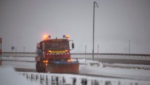 Una quitanieves limpia una carretera.