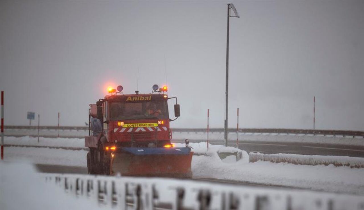 Una quitanieves limpia una carretera.