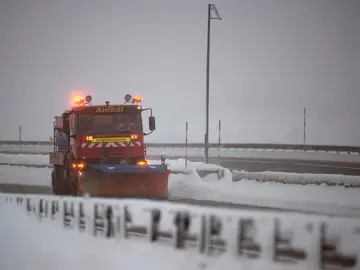 Una quitanieves limpia una carretera. Una quitanieves limpia una carretera.