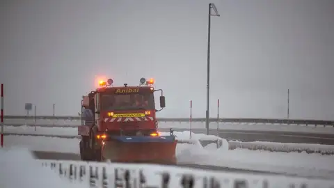 Una quitanieves limpia una carretera. Una quitanieves limpia una carretera