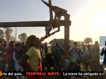 El norte de la India acoge las 'olimpiadas rurales' con pruebas como levantar un arado con los dientes o dejarse atropellar por un coche El norte de la India acoge las 'olimpiadas rurales' con pruebas como levantar un arado con los dientes o dejarse atropellar por un coche