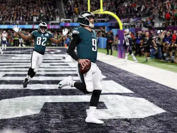 Nick Foles anota un touchdown para los Eagles en la Super Bowl de 2018. Nick Foles anota un touchdown para los Eagles en la Super Bowl de 2018.
