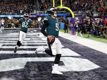 Nick Foles anota un touchdown para los Eagles en la Super Bowl de 2018. Nick Foles anota un touchdown para los Eagles en la Super Bowl de 2018.