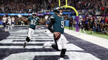 Nick Foles anota un touchdown en la Super Bowl