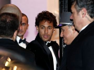 Neymar llega a la sala de fiestas de París para celebrar su 26 cumpleaños