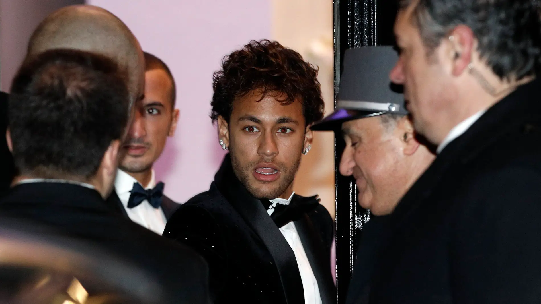 Neymar llega a la sala de fiestas de París para celebrar su 26 cumpleaños