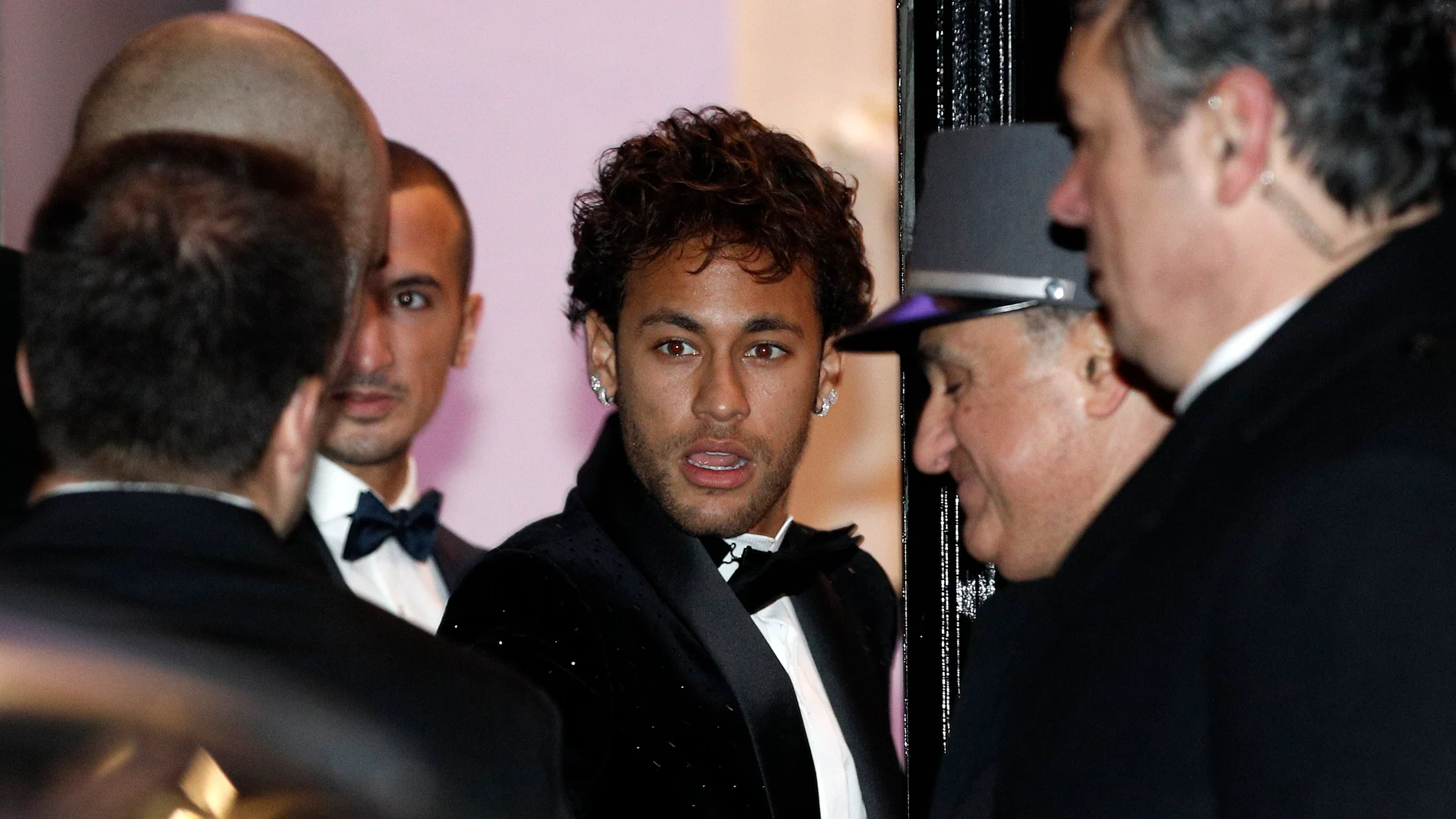 Neymar llega a la sala de fiestas de París para celebrar su 26 cumpleaños Neymar llega a la sala de fiestas de París para celebrar su 26 cumpleaños
